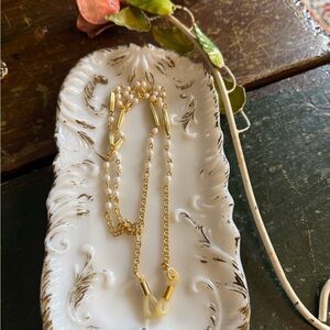 Vintage gold tone faux pearl chain eyeglasses/sunglasses holder
